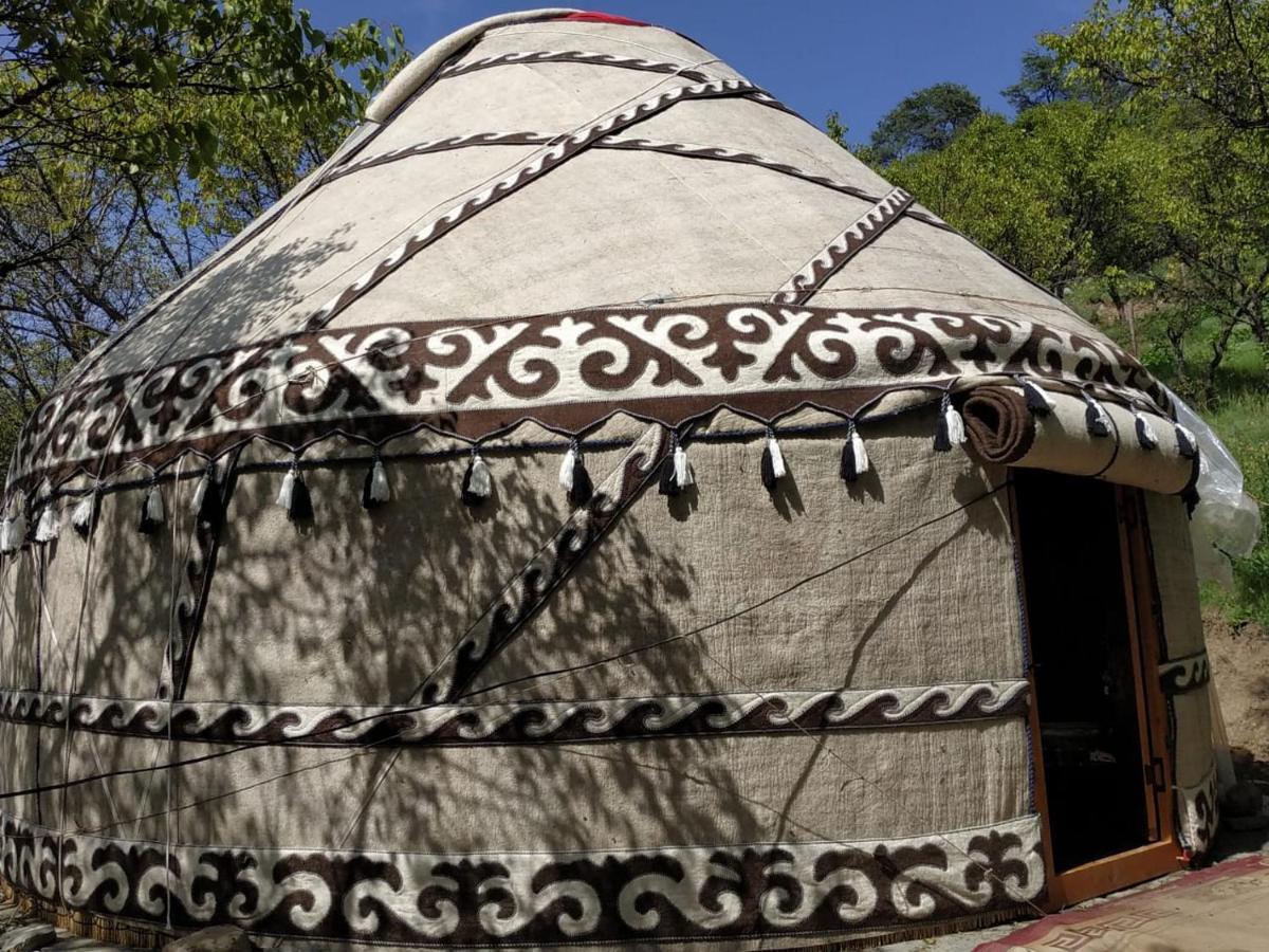 Turan Handmade Yurt With Heated Floors Bed and Breakfast Karakol Esterno foto