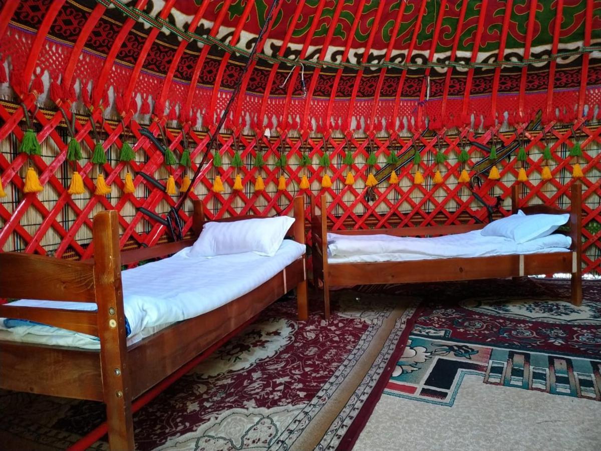 Turan Handmade Yurt With Heated Floors Bed and Breakfast Karakol Esterno foto