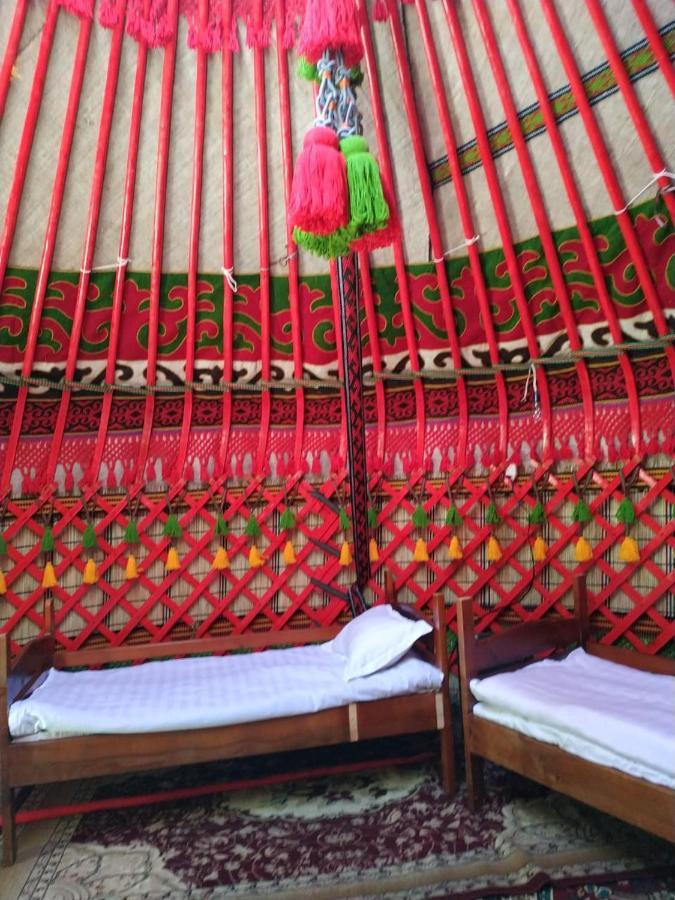 Turan Handmade Yurt With Heated Floors Bed and Breakfast Karakol Esterno foto