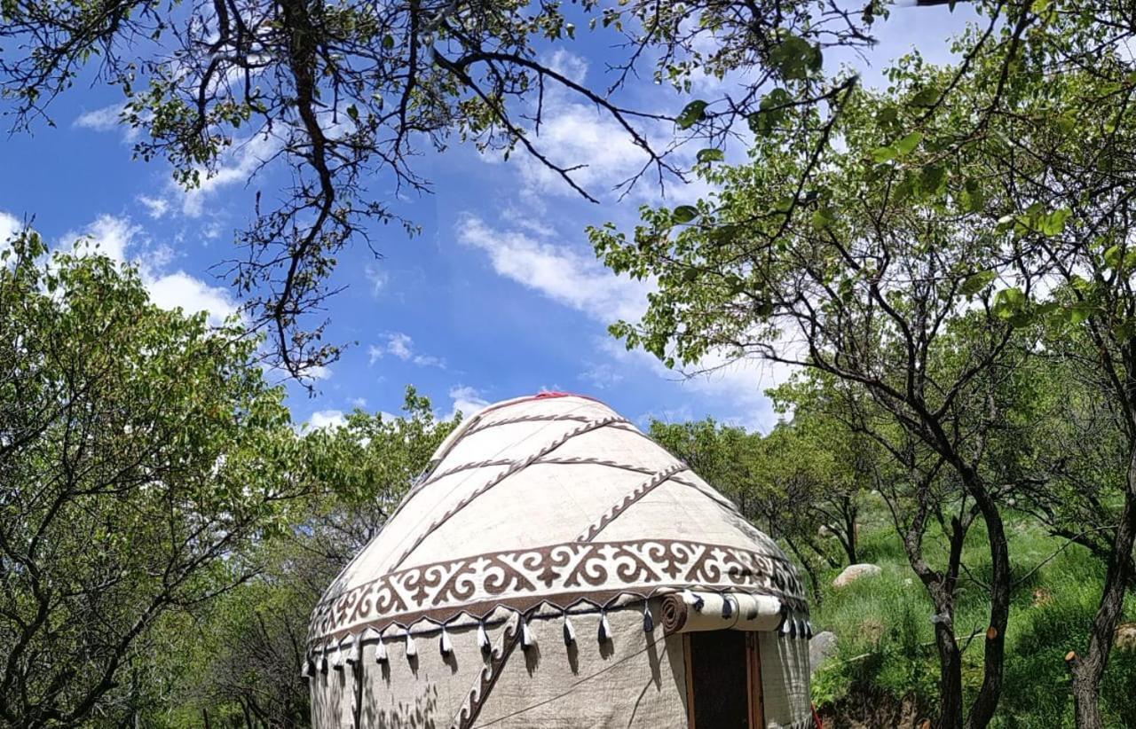 Turan Handmade Yurt With Heated Floors Bed and Breakfast Karakol Esterno foto