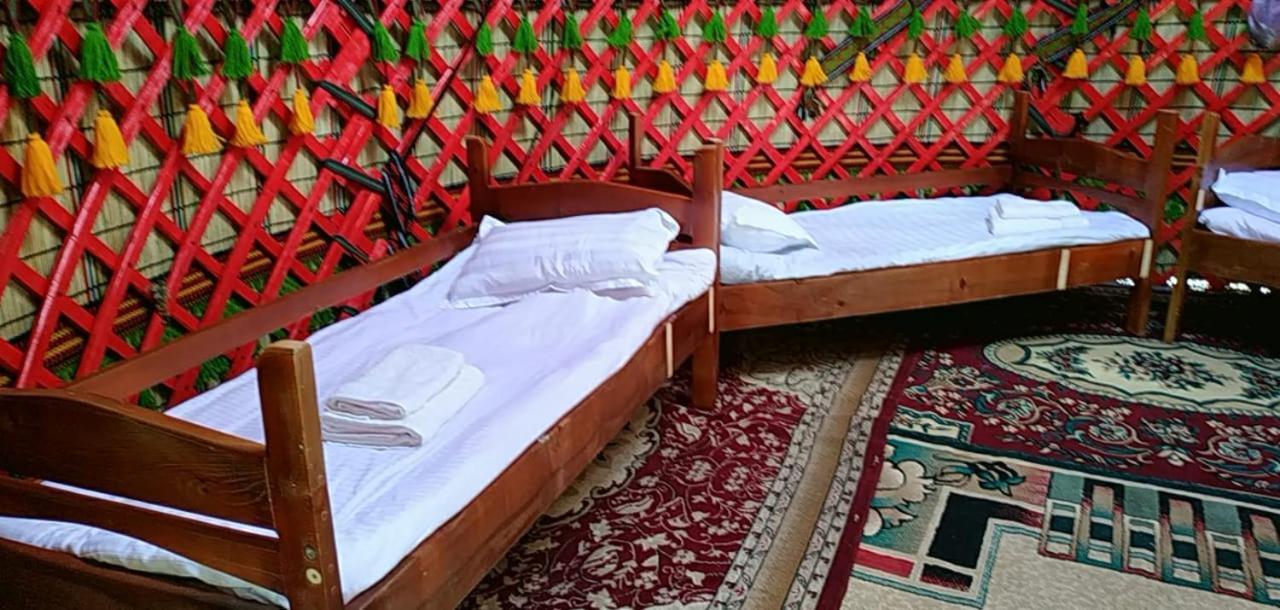 Turan Handmade Yurt With Heated Floors Bed and Breakfast Karakol Esterno foto