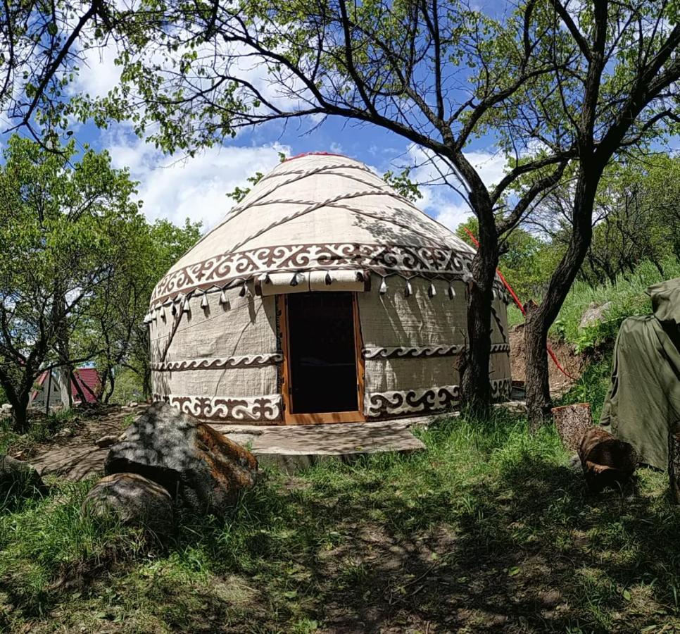 Turan Handmade Yurt With Heated Floors Bed and Breakfast Karakol Esterno foto