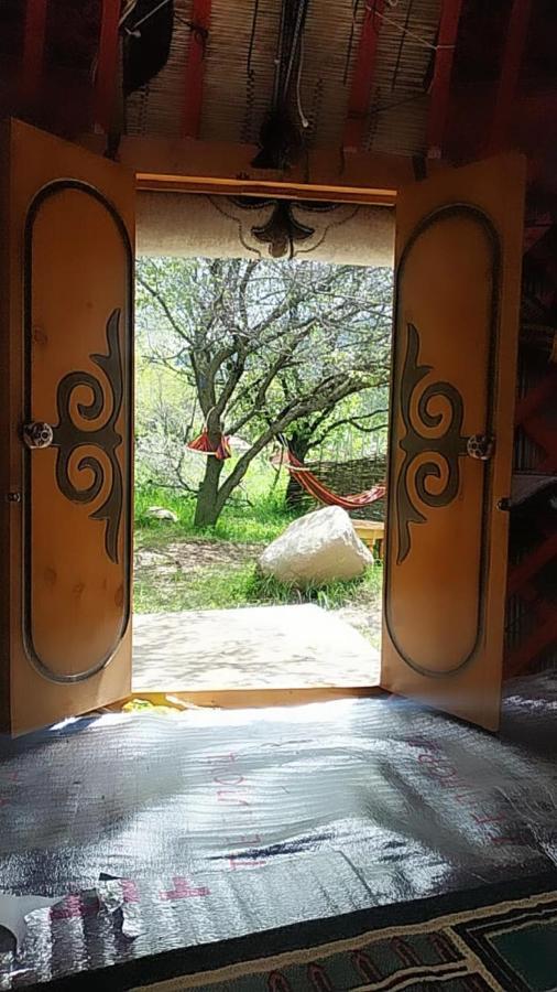 Turan Handmade Yurt With Heated Floors Bed and Breakfast Karakol Esterno foto