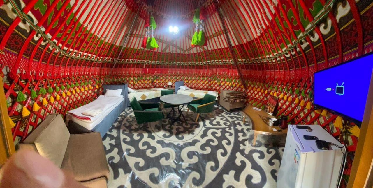 Turan Handmade Yurt With Heated Floors Bed and Breakfast Karakol Esterno foto