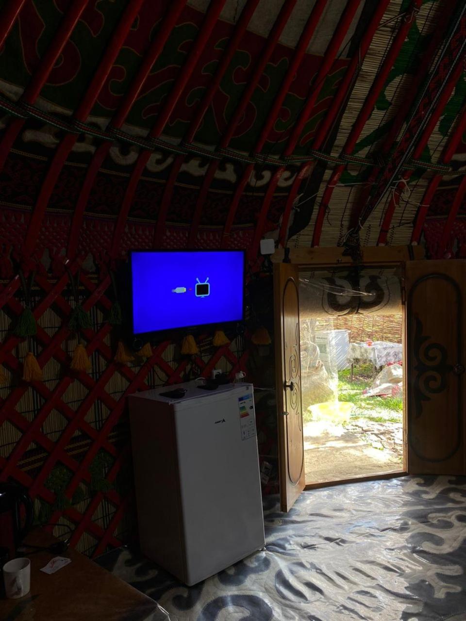 Turan Handmade Yurt With Heated Floors Bed and Breakfast Karakol Esterno foto