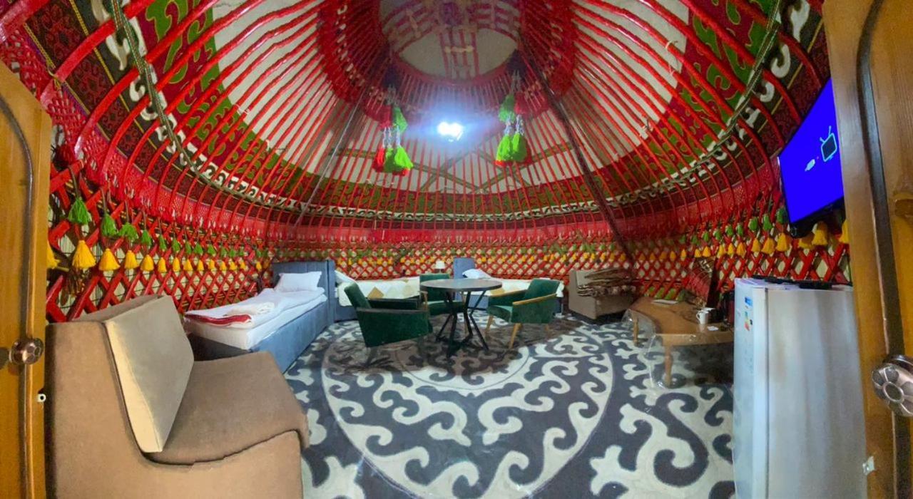 Turan Handmade Yurt With Heated Floors Bed and Breakfast Karakol Esterno foto