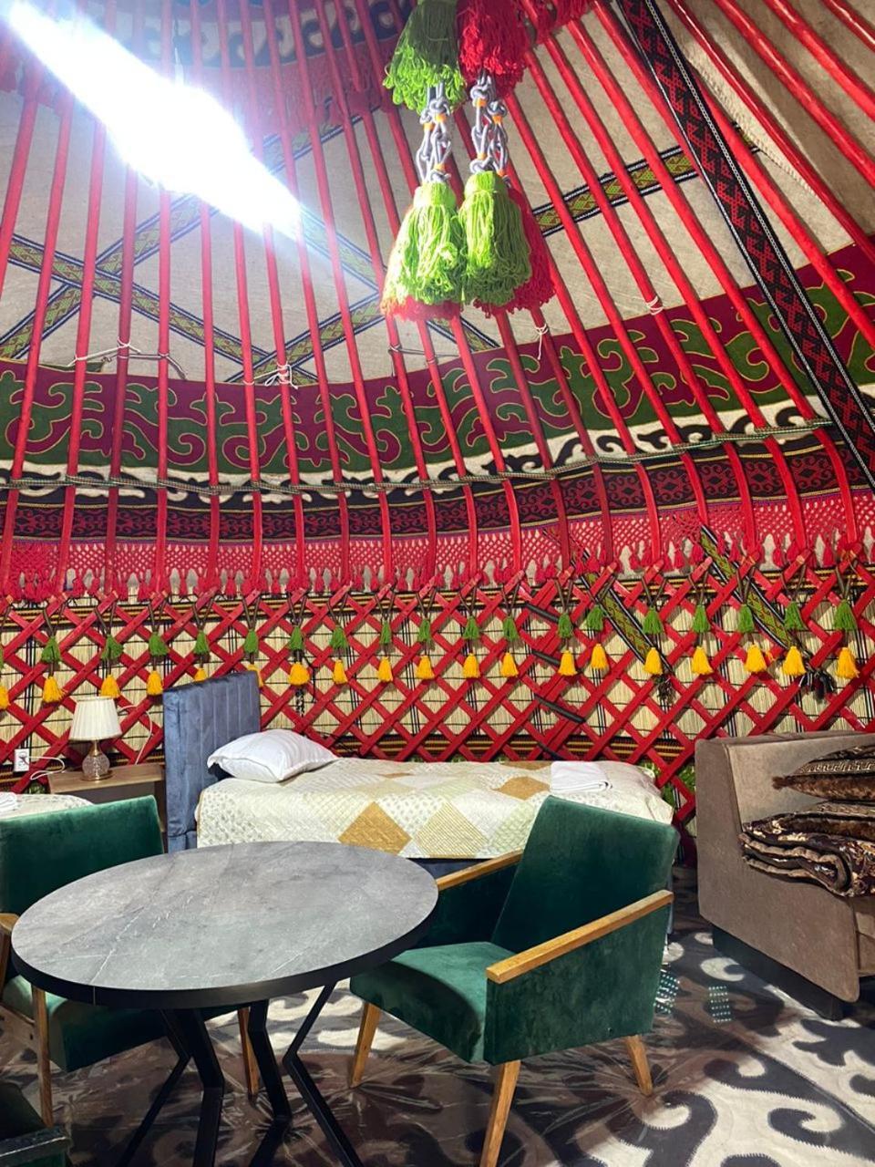 Turan Handmade Yurt With Heated Floors Bed and Breakfast Karakol Esterno foto