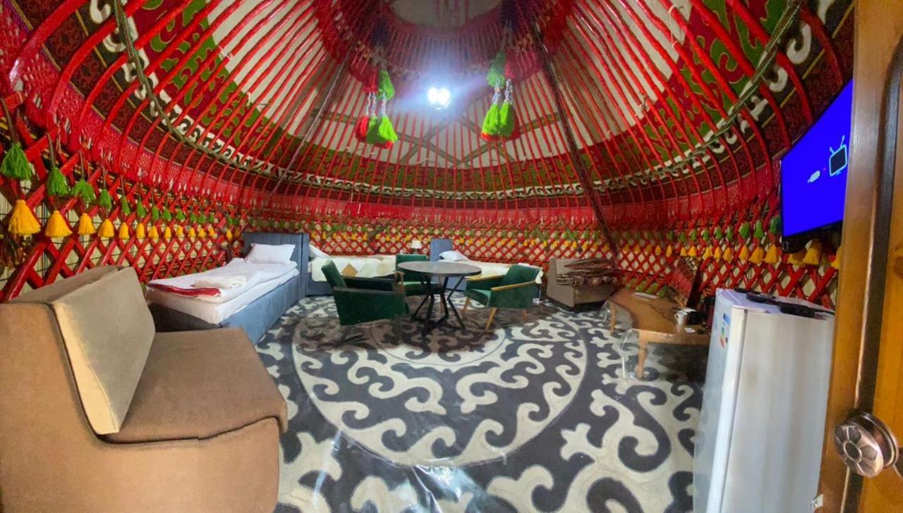 Turan Handmade Yurt With Heated Floors Bed and Breakfast Karakol Esterno foto