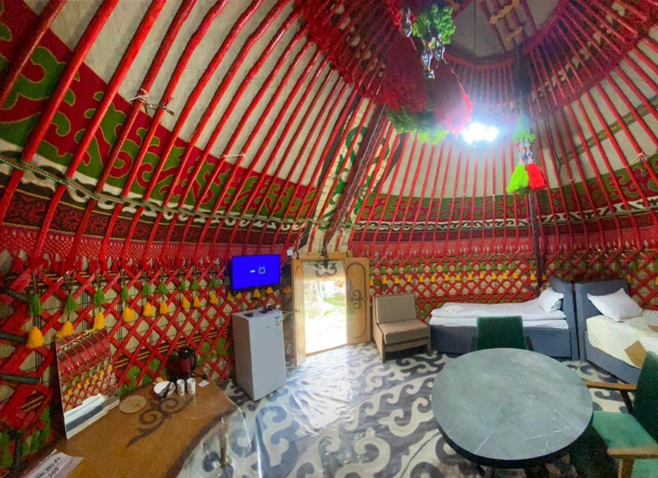 Turan Handmade Yurt With Heated Floors Bed and Breakfast Karakol Esterno foto