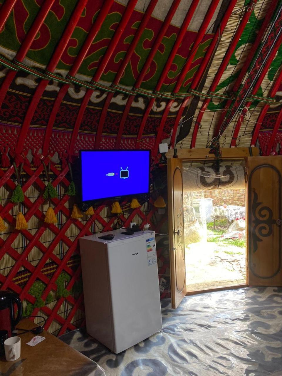 Turan Handmade Yurt With Heated Floors Bed and Breakfast Karakol Esterno foto