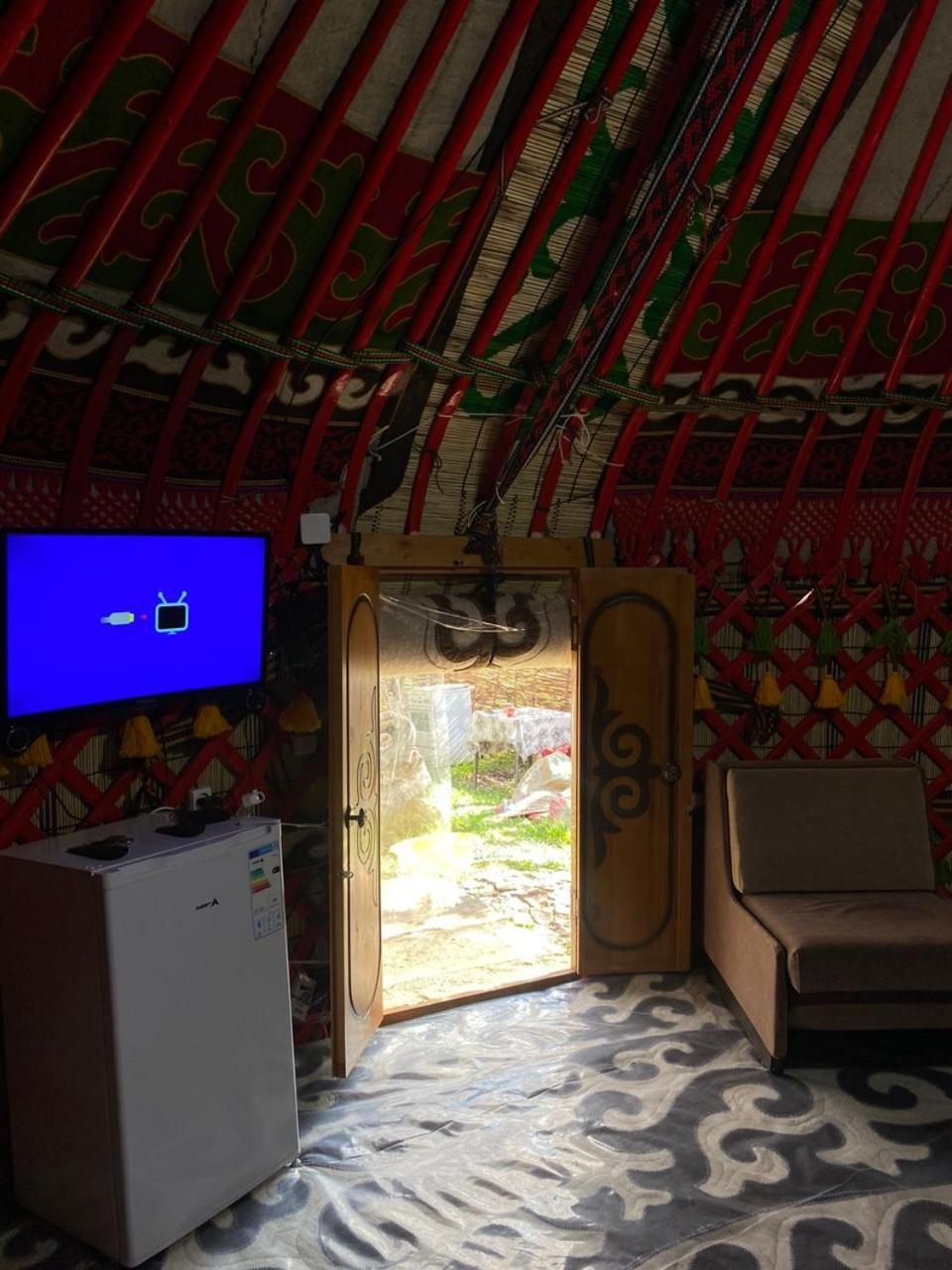 Turan Handmade Yurt With Heated Floors Bed and Breakfast Karakol Esterno foto